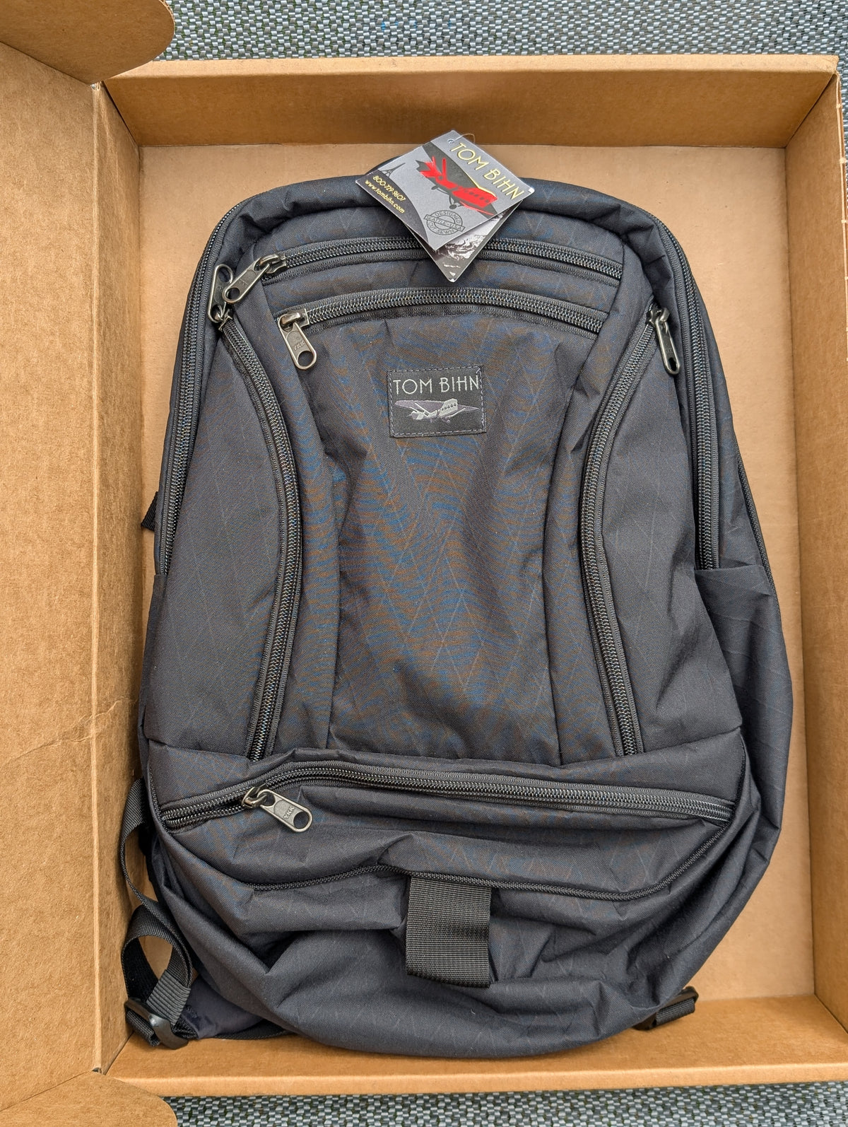 Tom Bihn Synapse 19 in Black X Pac with NW sky 200 Halcyon